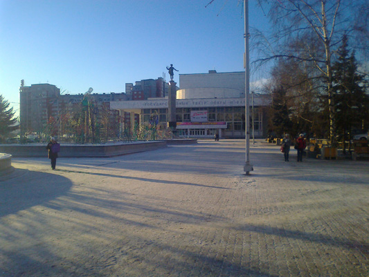 Театральная площадь за день до базара