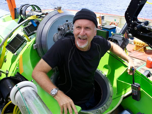 Джеймс Кэмерон выбирается из аппарата Challenger Deep после погружения. Фотография Mark Thiessen, National Geographic