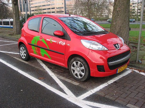 Автомобиль для совместного использования компании Greenwheels на улицах Амстердама.