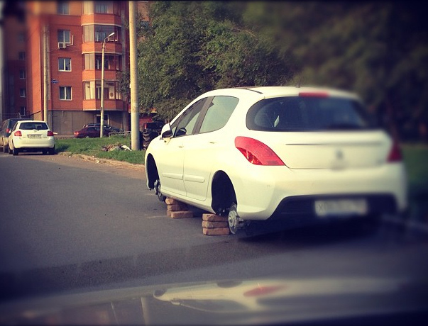 Оставленная на улице машина часто становится жертвой бандитов. Фото из Instagram пользователя @teleserg