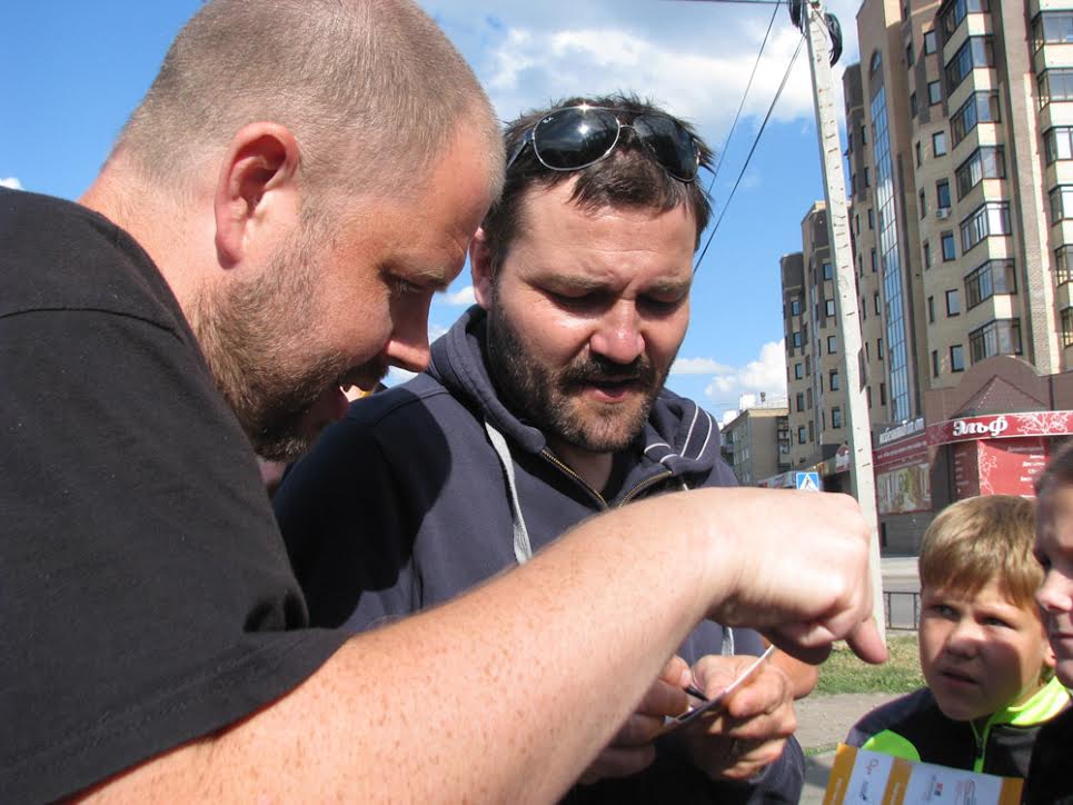 Юрий помогает швейцарцу Антуану Лангу подписать буклет для поклонников в Копейске. Фото - Дарья Никитская