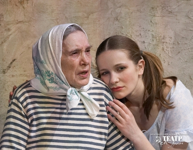 Екатерина Мокиенко в спектакле "Семейный портрет с посторонним"