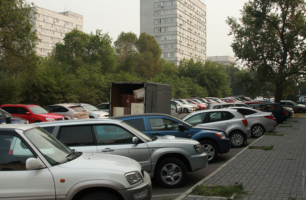 После создания двух сотен новых парковочных мест на ул. Красной армии проблема усугубилась. Теперь здесь в два раза больше автомобилей и все места по-прежнему заняты.